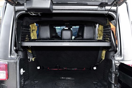 رف تخزين البضائع الداخلي لشركة Wrangler JK مع طاولة ومستوى التشطيب في السطح