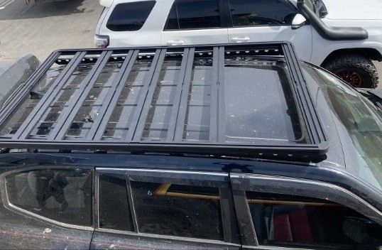 رفوف سقف السيارات من الألومنيوم لتويوتا LC300 الطول 2270 * 1300mm سطح الطلاء بالمسحوق