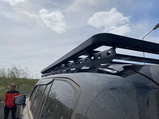 سقف جبل أسود عالمية 4X4 لاند كروزير Lc300 سقف السكة الحديدية رف سلة تويوتا أسود