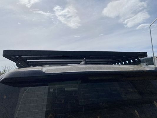 سقف جبل أسود عالمية 4X4 لاند كروزير Lc300 سقف السكة الحديدية رف سلة تويوتا أسود