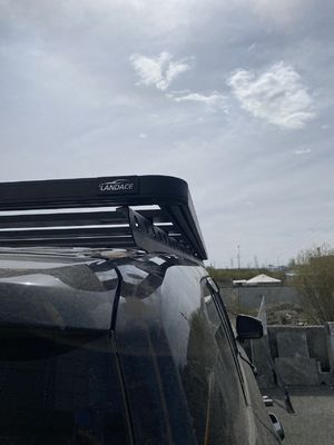 سقف جبل أسود عالمية 4X4 لاند كروزير Lc300 سقف السكة الحديدية رف سلة تويوتا أسود