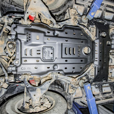 لوحة التزلج الأصلية للسيارة المتطابقة لـ FJ Cruiser تحت غطاء حماية المحرك